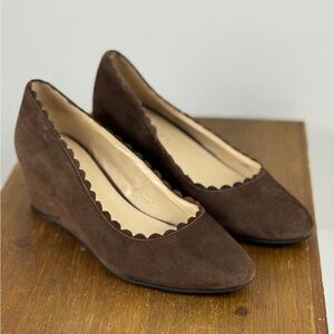Pelle Moda Brown Suede Wedge Pumps Scalloped Trim Women’s 6M